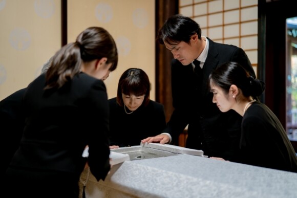 家族葬で葬儀を行う時に必要な告知と参列者の選定基準とは